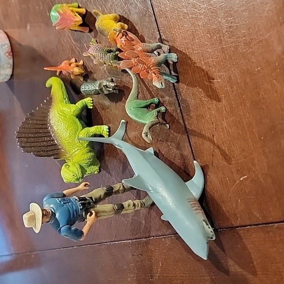 (J18) play dinosaurs - Picture 1 of 4